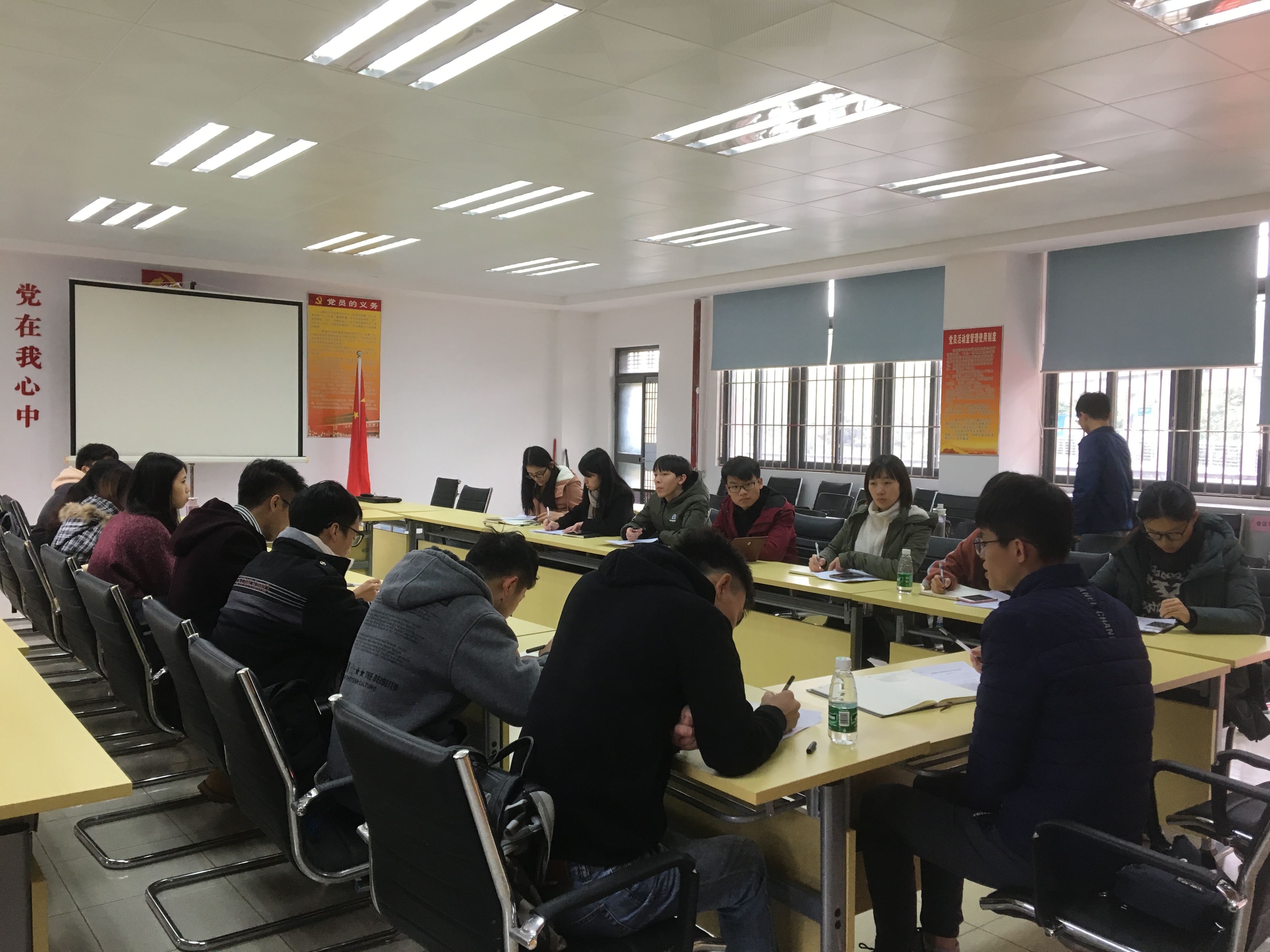 太阳集团官网学生党支部开展谈心谈话-广泛征求意见.jpg