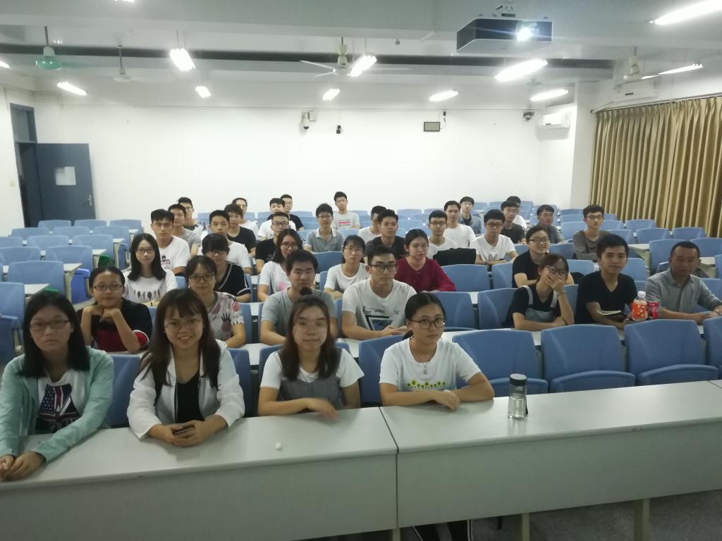 太阳集团官网副院长尹辉斌给学生上班会课3.jpg